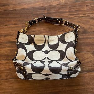 Large Coach bag. Brown/Almond color. Shoulder bag straps. Straps:Leather/gold.